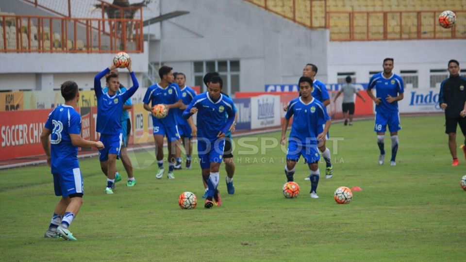 Persib Bandung bisa juga menggunakan formasi 4-3-3. Copyright: &copy; Muhammad Ginanjar/Indosport